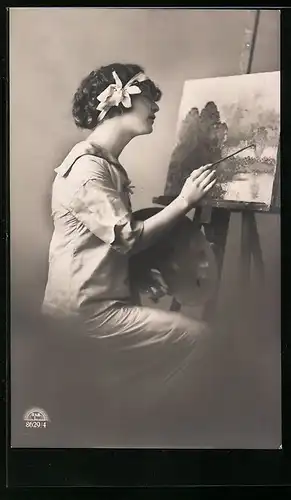 AK Junge Malerin führt einen Pinselstrich an der Staffelei aus