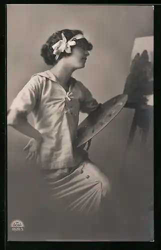 AK Junge Malerin beäugt kritisch ihr Werk an der Staffelei