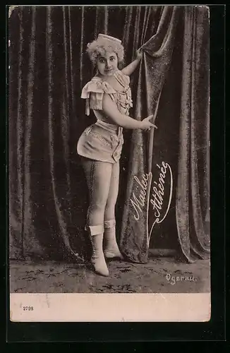 AK Varietekünstlerin Maelec Athénée öffnet den Bühnenvorhang