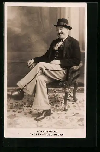 AK Komiker Tony Gerrard, Portrait im Sessel