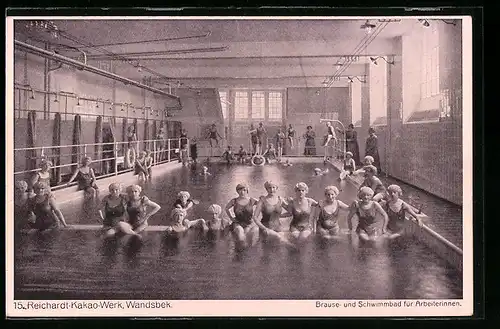 AK Hamburg-Wandsbek, Reichardt-Kakao-Werk, Arbeiterinnen im Brause-und Schwimmbad