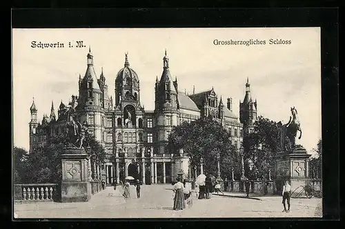 AK Schwerin i. M., Grossherzogl. Schloss mit Passanten