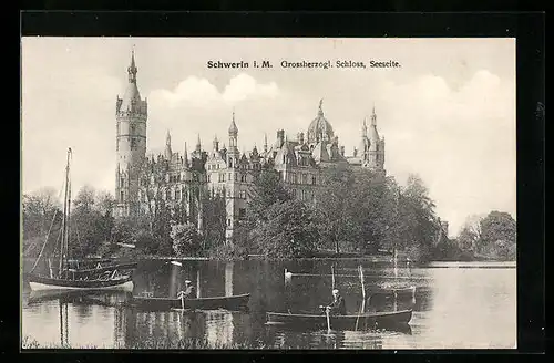 AK Schwerin i. M., Grossherzogl. Schloss, Seeseite, mit Booten