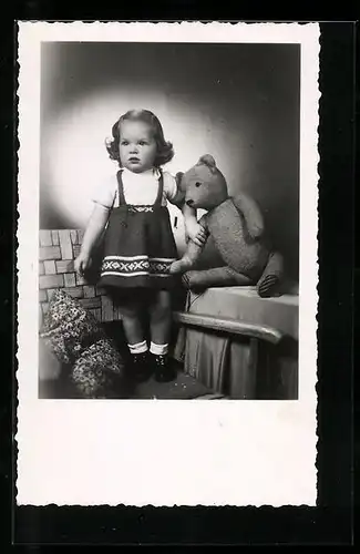 Foto-AK Kleines Mädchen mit grossem Teddybär, 1948