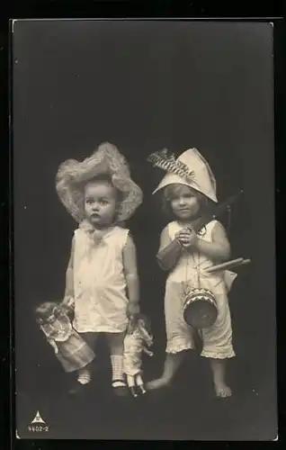 AK Kleines Paar mit Puppen und Trommel