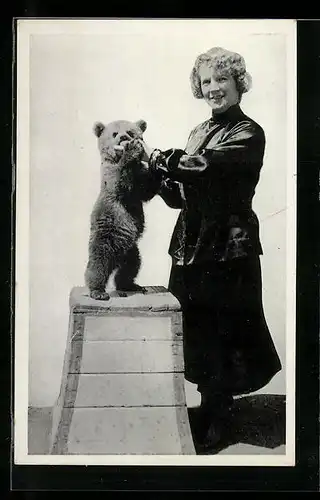 AK Dompteuse Betty mit ihrem kleinsten Bär bei der Dressur