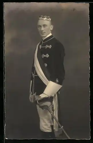 Foto-AK Student in Uniform mit Degen, studentische Szene