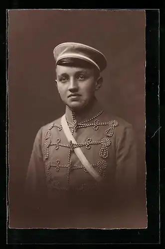 Foto-AK Student in Uniform mit Schirmmütze, studentische Szene