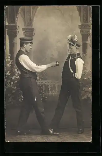 Foto-AK Zwei Studenten beim Fechten, studentische Szene