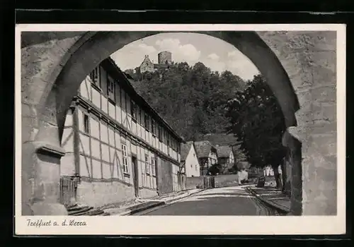 AK Treffurt /Werra, Strassenpartie mit Burg