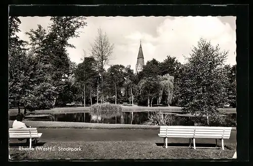 AK Rheine /Westf., Stadtparkpartie am Teich, mit Kirchturm