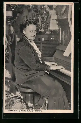 AK Aennchen Schumacher aus Godesberg am Klavier