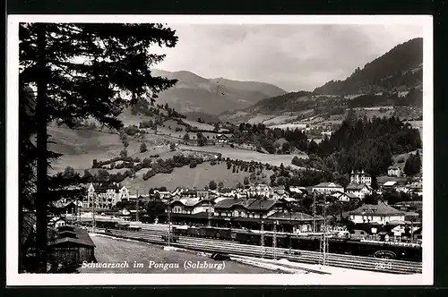 AK Schwarzach im Pongau, Bahnhof gegen Gebirgskette