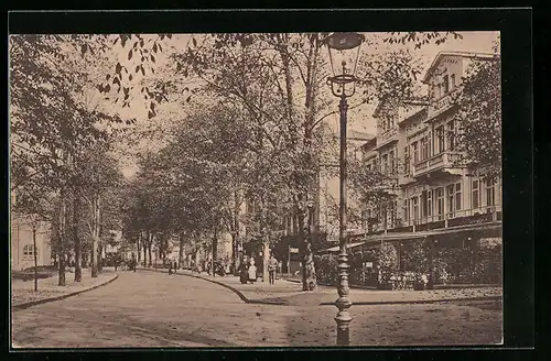 AK Bad Nauheim, Ludwig-Strasse mit Passanten