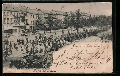 AK Düsseldorf, Strassenpartie mit Soldatenparade und Denkmal