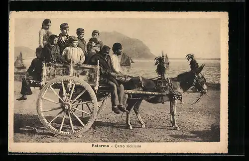 AK Palermo, Carro siciliano mit Fahrgästen vor dem Meer