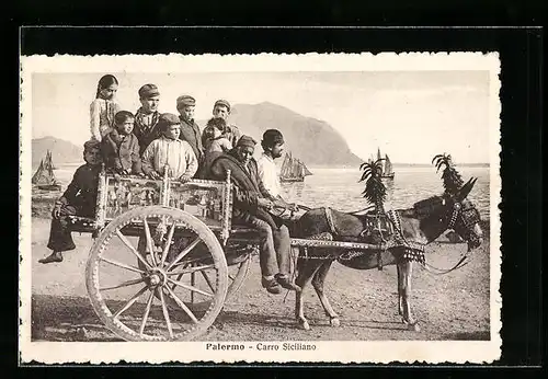 AK Palermo, Carro siciliano mit Fahrgästen vor Strandkulisse