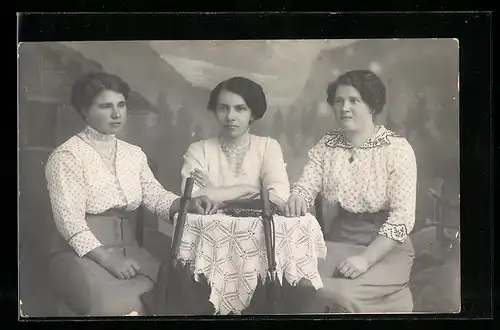 Foto-AK Drei junge Damen mit Schirmen an einem Tisch vor Gebirgskulisse
