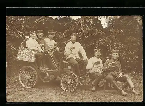 Foto-AK Kurgäste des Luftkurortes Lockstedt, Soldaten im Auto beim Bier