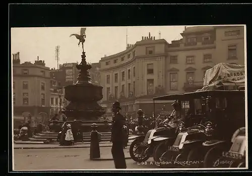 AK London, Polizist regelt den Verkehr am Piccadilly Circus
