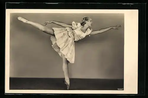 AK Balletttänzerin in anmutiger Pose