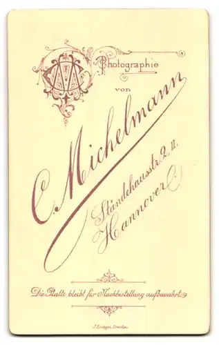 Fotografie C. Michelmann, Hannover, Ständehausstr. 2, Bürgerliche Dame mit Kragenbrosche