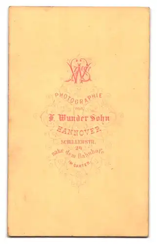 Fotografie F. Wunder Sohn, Hannover, Schillerstr. 24, Junger Herr im Anzug mit Fliege