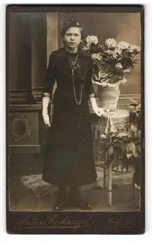 Fotografie Anton Reckziegel, Selb, Junge Dame im Kleid mit Handschuhen