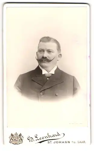 Fotografie H. Leonhard, St. Johann a. d. Saar, Bahnhofstr. 83, Elegant gekleideter Herr mit Schnauzbart