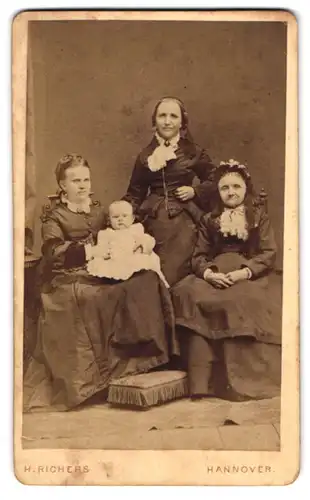 Fotografie H. Richers, Hannover, Calenbergerstr. 23, Drei Frauen in Kleidern mit einem Kleinkind
