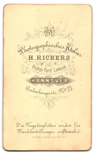 Fotografie H. Richers, Hannover, Calenbergerstr. 23, Drei Frauen in Kleidern mit einem Kleinkind