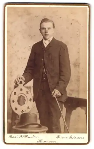 Fotografie Karl F. Wunder, Hannover, Friedrichstrasse, Junger Herr im Anzug mit Fliege