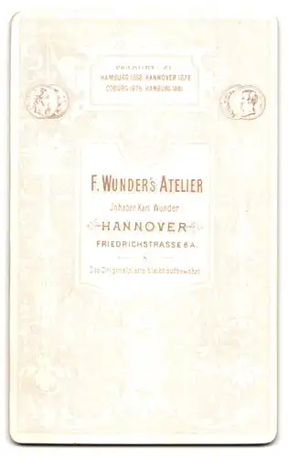 Fotografie F. Wunder, Hannover, Friedrichstr. 8 A, Kleines Kind im Kleid im Hochstuhl