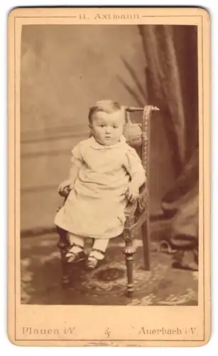Fotografie H. Axtmann, Plauen i. V., Kleines Kind im Kleid