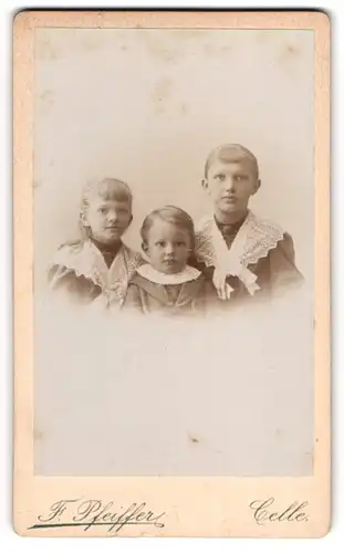 Fotografie F. Pfeiffer, Celle, Drei Kinder in hübscher Kleidung