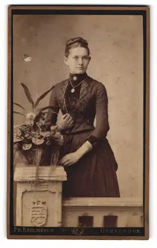 Fotografie Fr. Kahlmeyer, Osnabrück, Bahnhfosplatz 1, Junge Dame in zeitgenössischer Kleidung