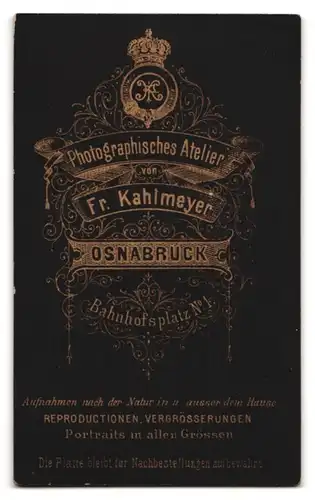 Fotografie Fr. Kahlmeyer, Osnabrück, Bahnhfosplatz 1, Junge Dame in zeitgenössischer Kleidung