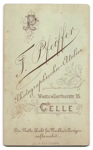 Fotografie F. Pfeiffer, Celle, Westcellertorstr. 15, Kleines Mädchen im modischen Kleid