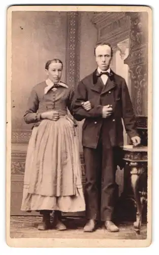 Fotografie Gustav Wild, Rosenheim, Zimmerstr. 217 1 /4, Ehepaar in schlichter Kleidung