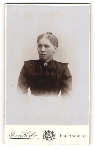 Fotografie Franz Kugler, Prien am Chiemsee, Hübsche Dame im Kleid mit Kragenbrosche