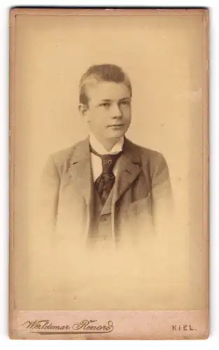 Fotografie Waldemar Renard, Kiel, Sophienblatt 18, Junger Mann im Anzug mit Krawatte