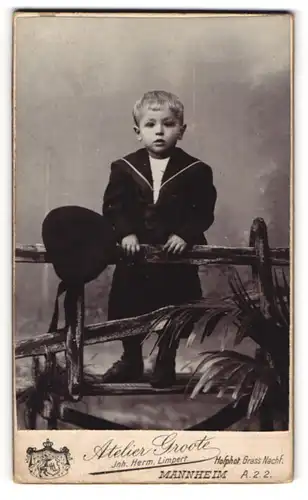 Fotografie Herm. Limpert, Mannheim, Kleiner Junge im Matrosenanzug