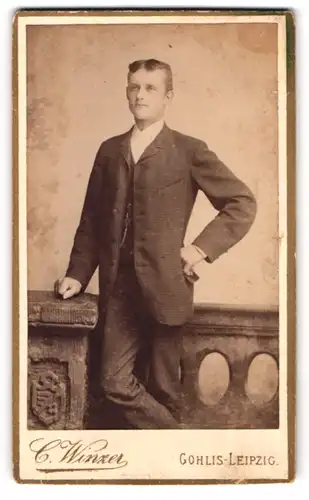 Fotografie C. Winzer, Leipzig-Gohlis, Leipziger Str. 7, Junger Herr im karierten Anzug