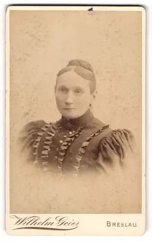 Fotografie Wilhelm Geier, Breslau, Schweidnitzerstr. 16-18, Bürgerliche Dame mit Kragenbrosche