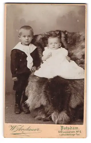Fotografie Wilhelm Andauer, Potsdam, Alte Louisenstr. 6, Kleiner Junge im Matrosenanzug mit einem Kleinkind