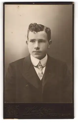 Fotografie M. Johs. Knudstrup, Frederikshavn, Junger Herr im Anzug mit Krawatte