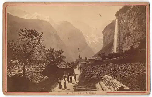 Fotografie A. Garcin, Geneve, Ansicht Lauterbrunnen, Partie im Ort mit Blick zum Staubachfall