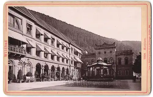 Fotografie Römmler & Jonas, Dresden, Ansicht Wildbad, Partie am Kurplatz mit Brunnen