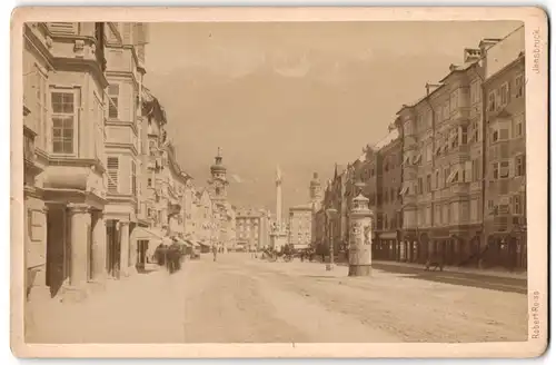 Fotografie Robert Reiss, Innsbruck, Ansicht Innsbruck, Blick in die Marie-Theresie Strasse mit Litfasssäule