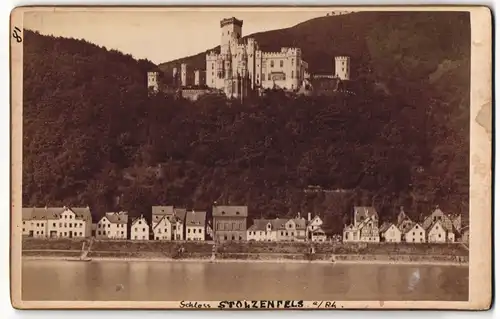 Fotografie unbekannter Fotograf, Ansicht Stolzenfels / Rhein, Blick auf den Ort mit dem Schloss Stolzenfels